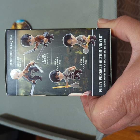 NWOT Attack on Titan MYSTERY box poseable vinyl figurine, 5" and pin - Picture 4 of 6